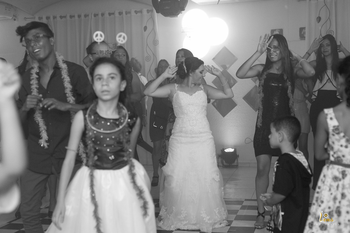 noiva se divertindo no meio da Balada, fotografo de casamento em guarulhos