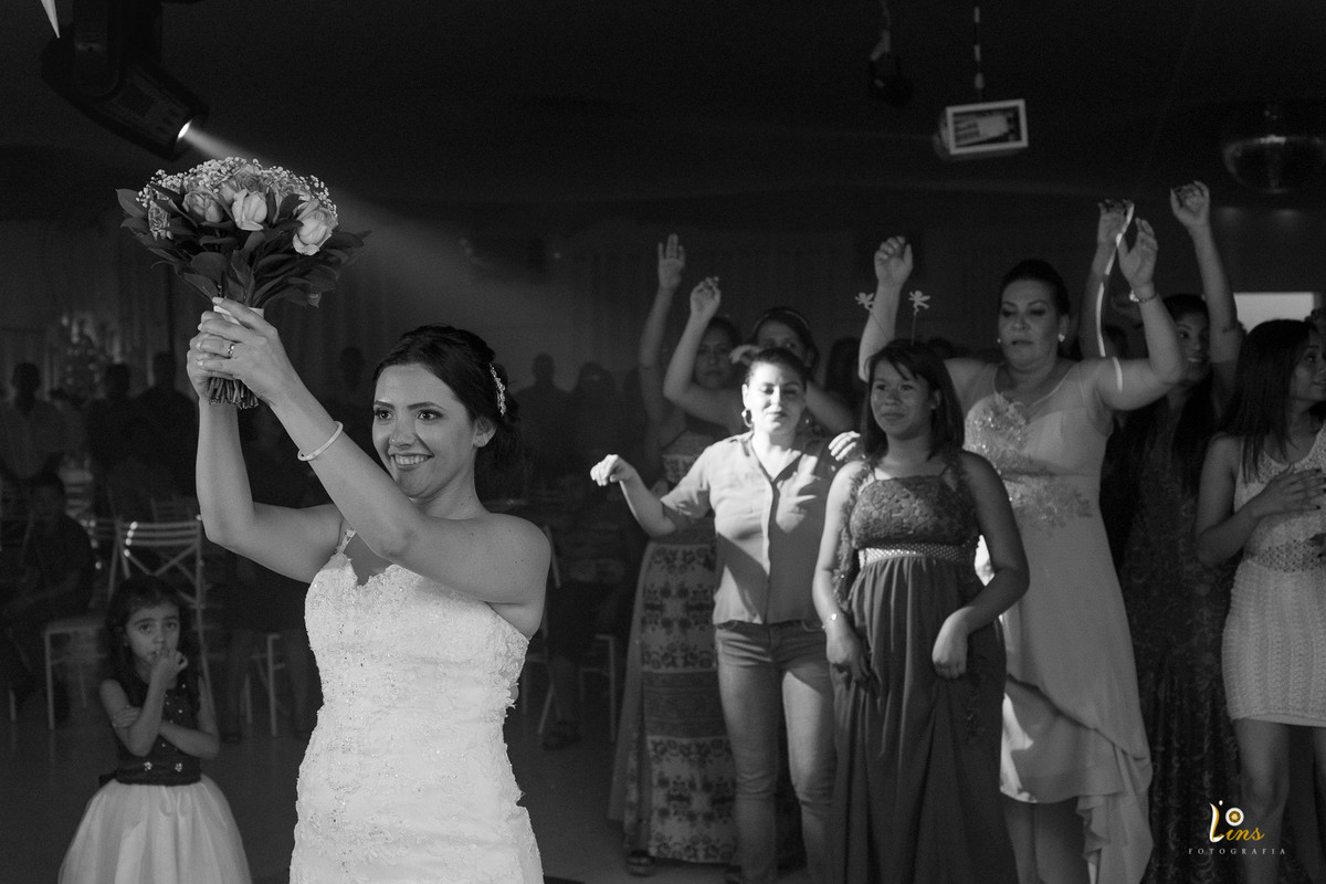 momento do buquê, casamento em guarulhos, noiva segurando o buquê