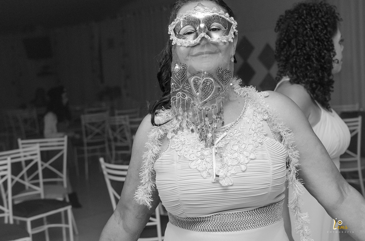 Mãe da noiva com fantasia na balada, fotografo de casamento em guarulhos