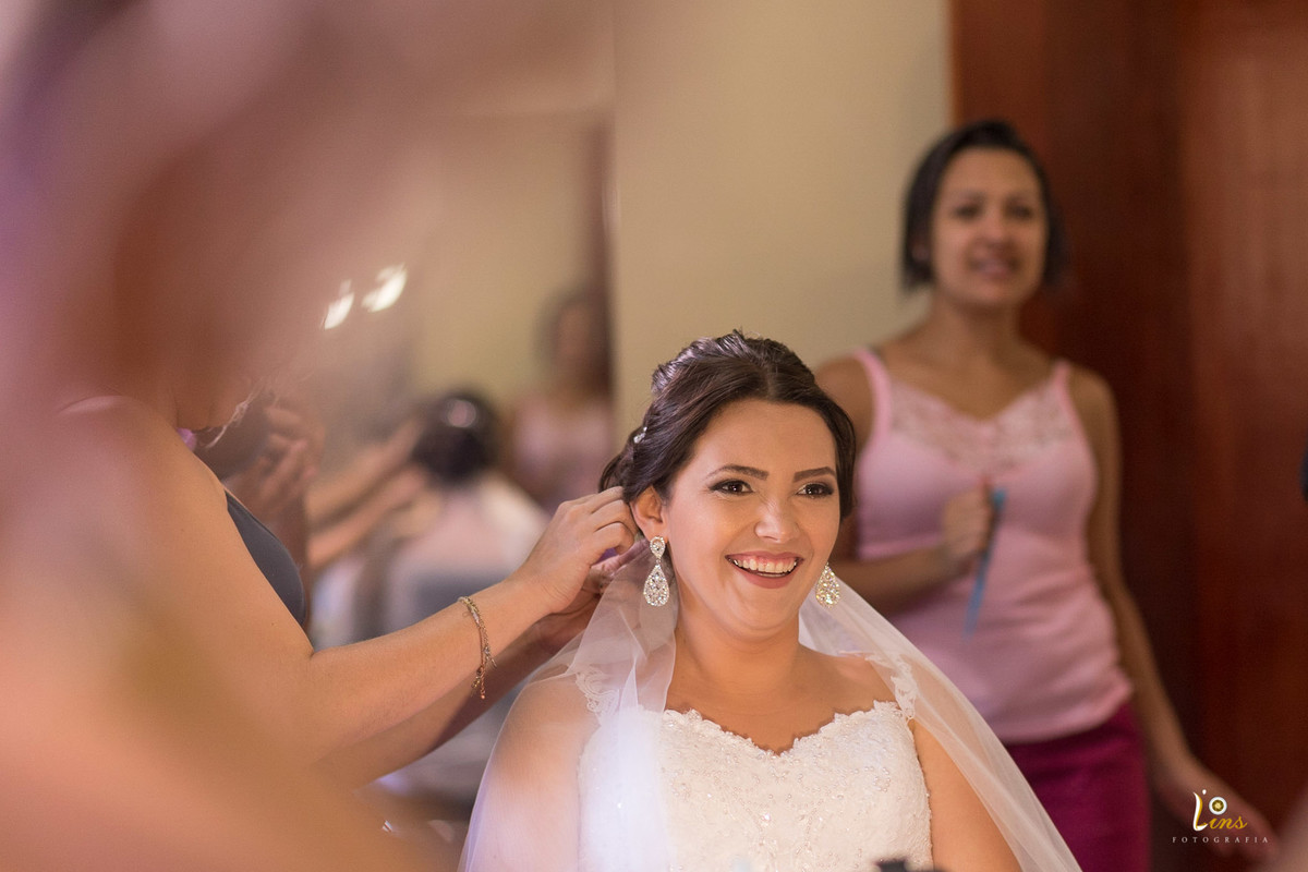 noiva sorrindo em seu making of