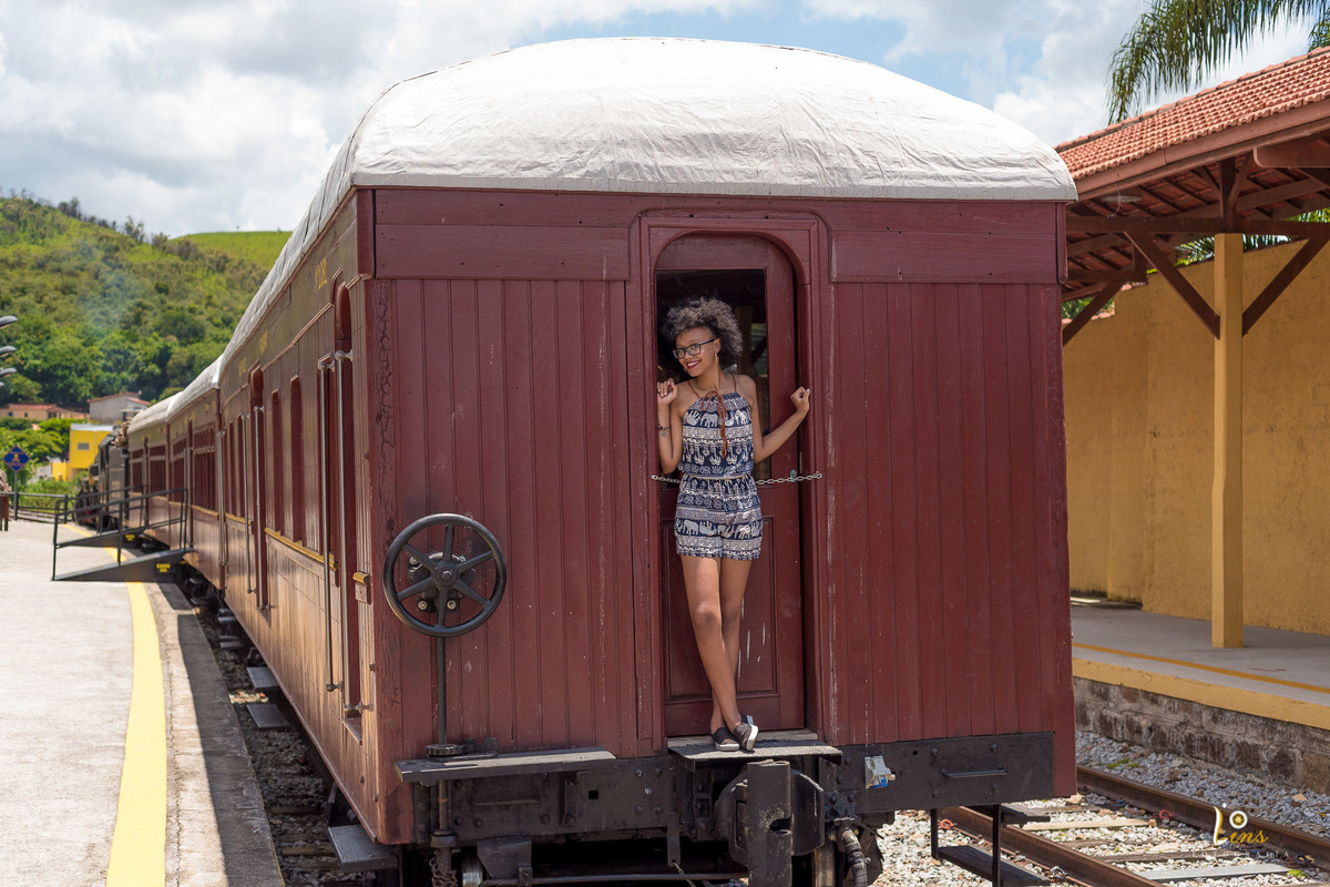 posando para foto no trem maria fumaça