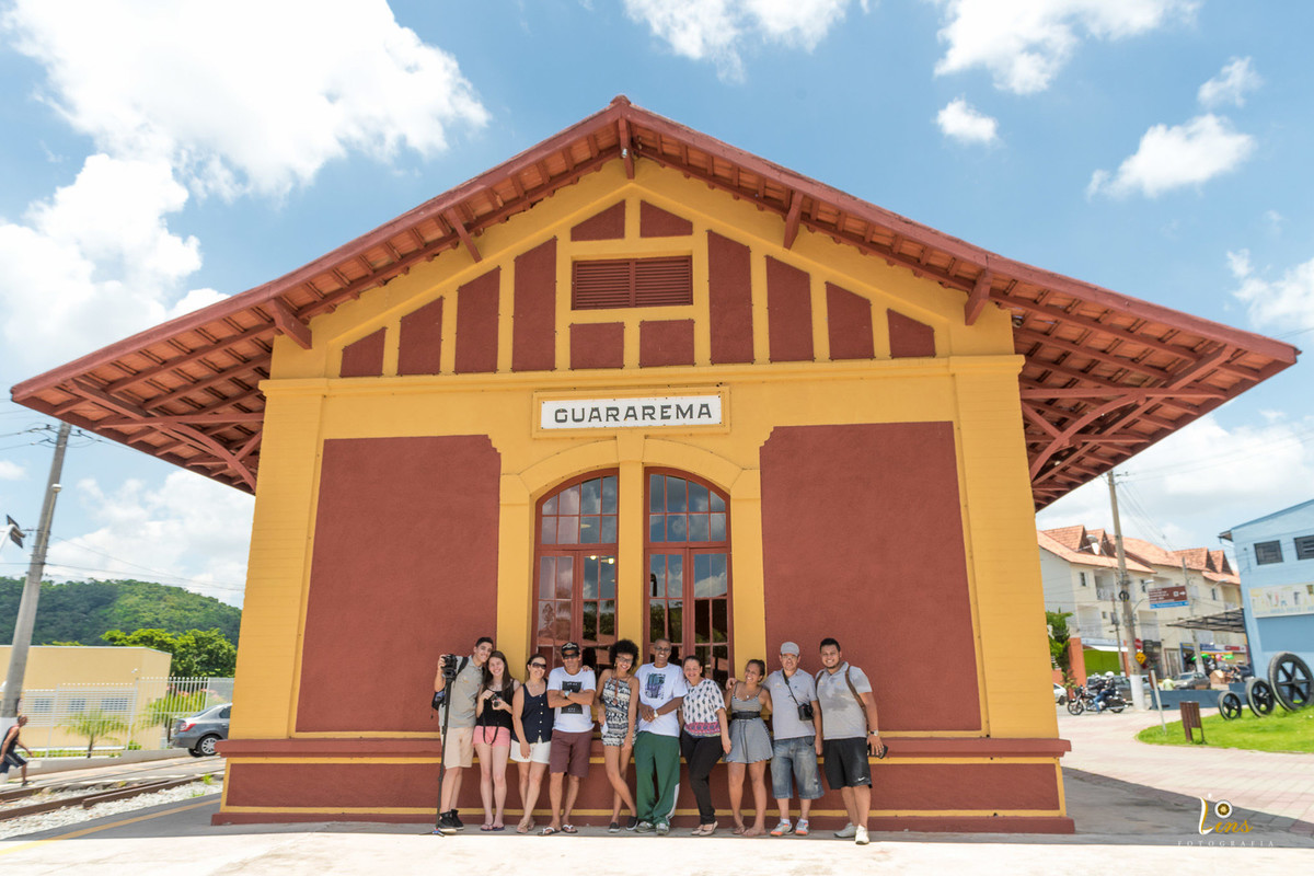 equipe e família reunida para ensaio externo em Guararema