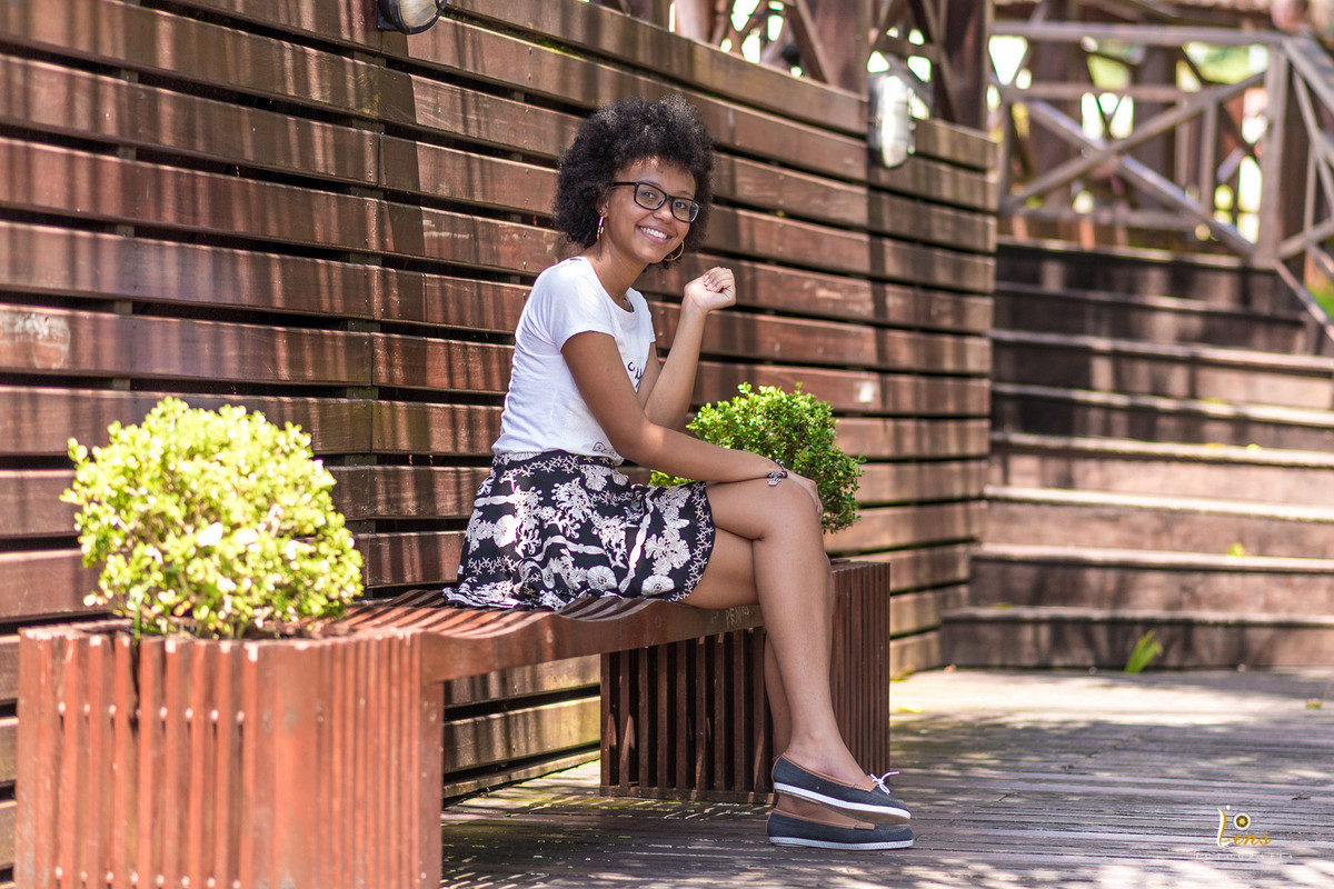 gorata sorrindo no banco de guararema