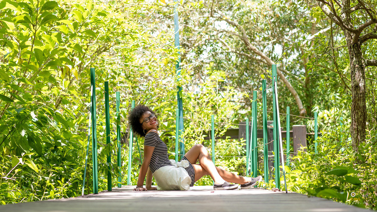 fo de 15 anos sentada no parque de Guararema