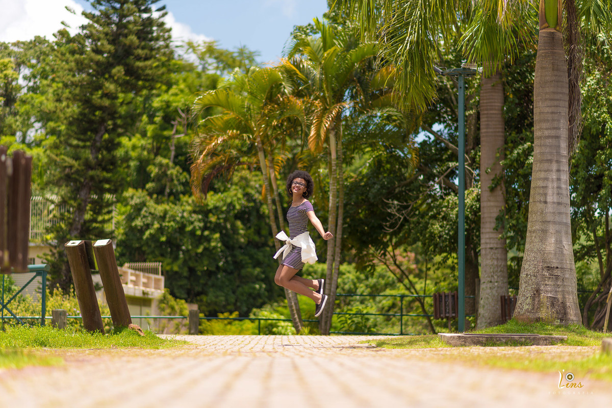 saltando sorridente para foto