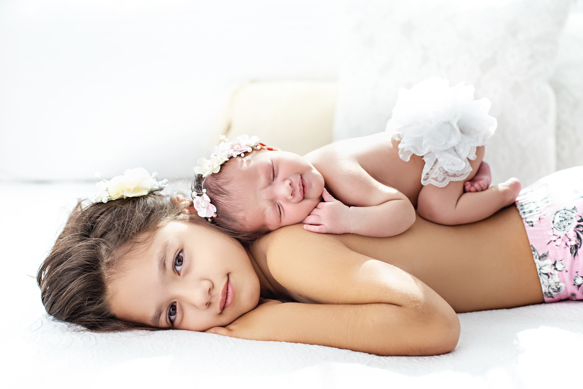 Newborn- Não existe lugar mais confortável do que as costas da minha irmã. 