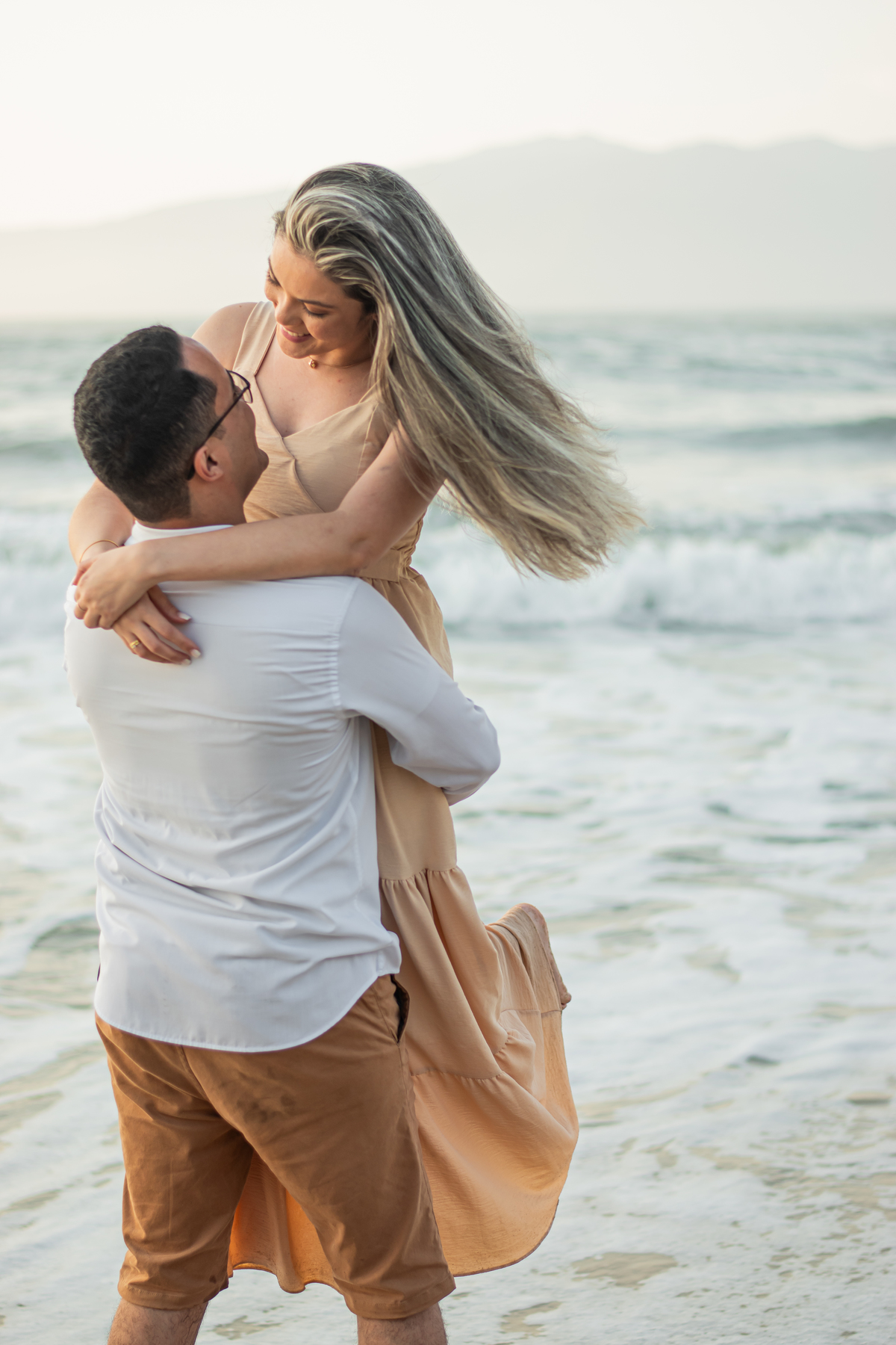 noiva loira na praia 