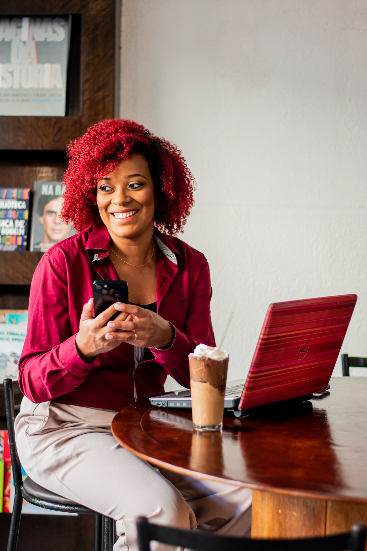 ensaio fotografico de cacheada cabelo vermelho