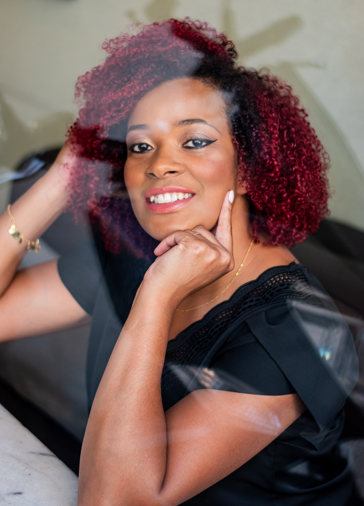 ensaio de negra com cabelo vermelho