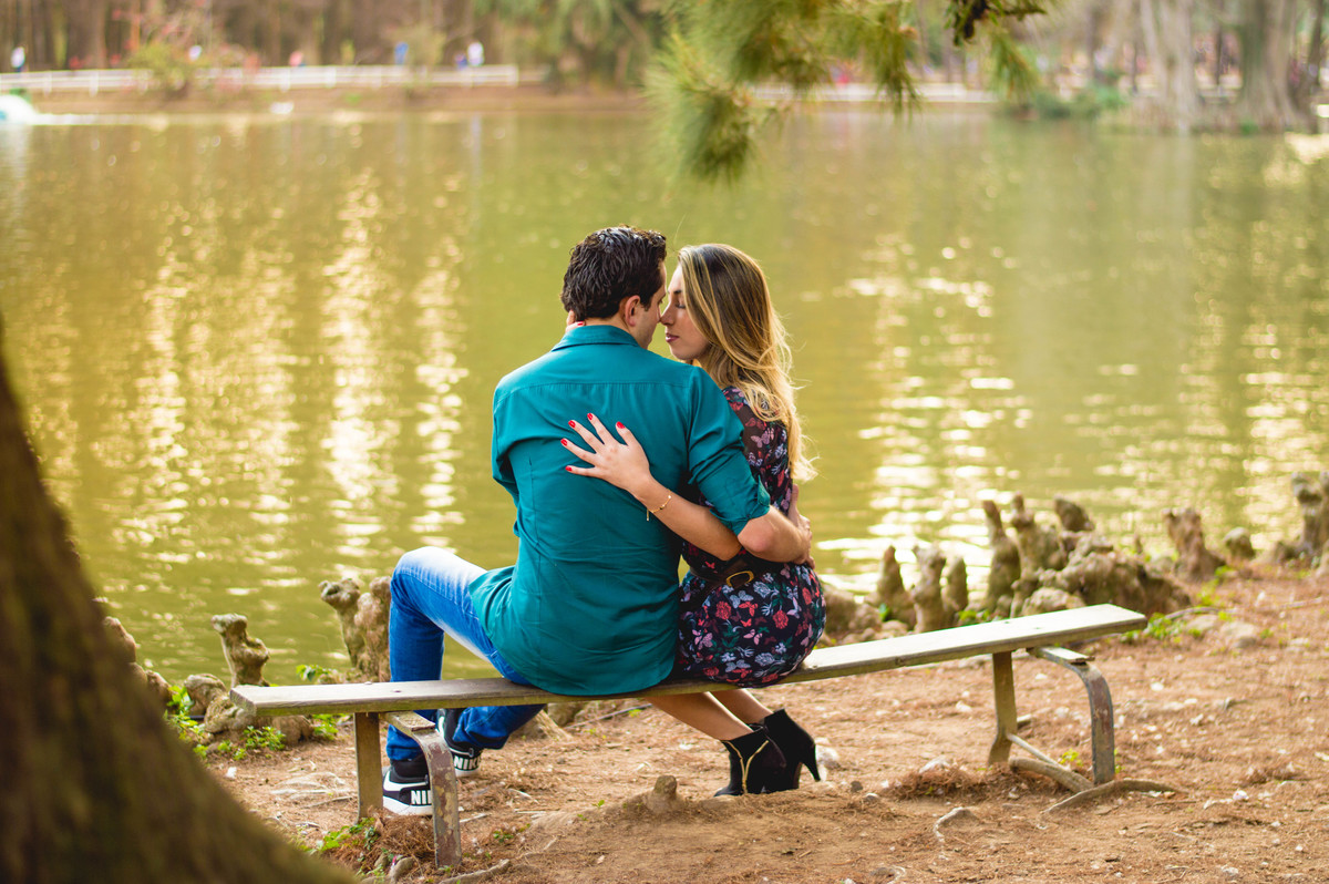 casal apaixonado no lago