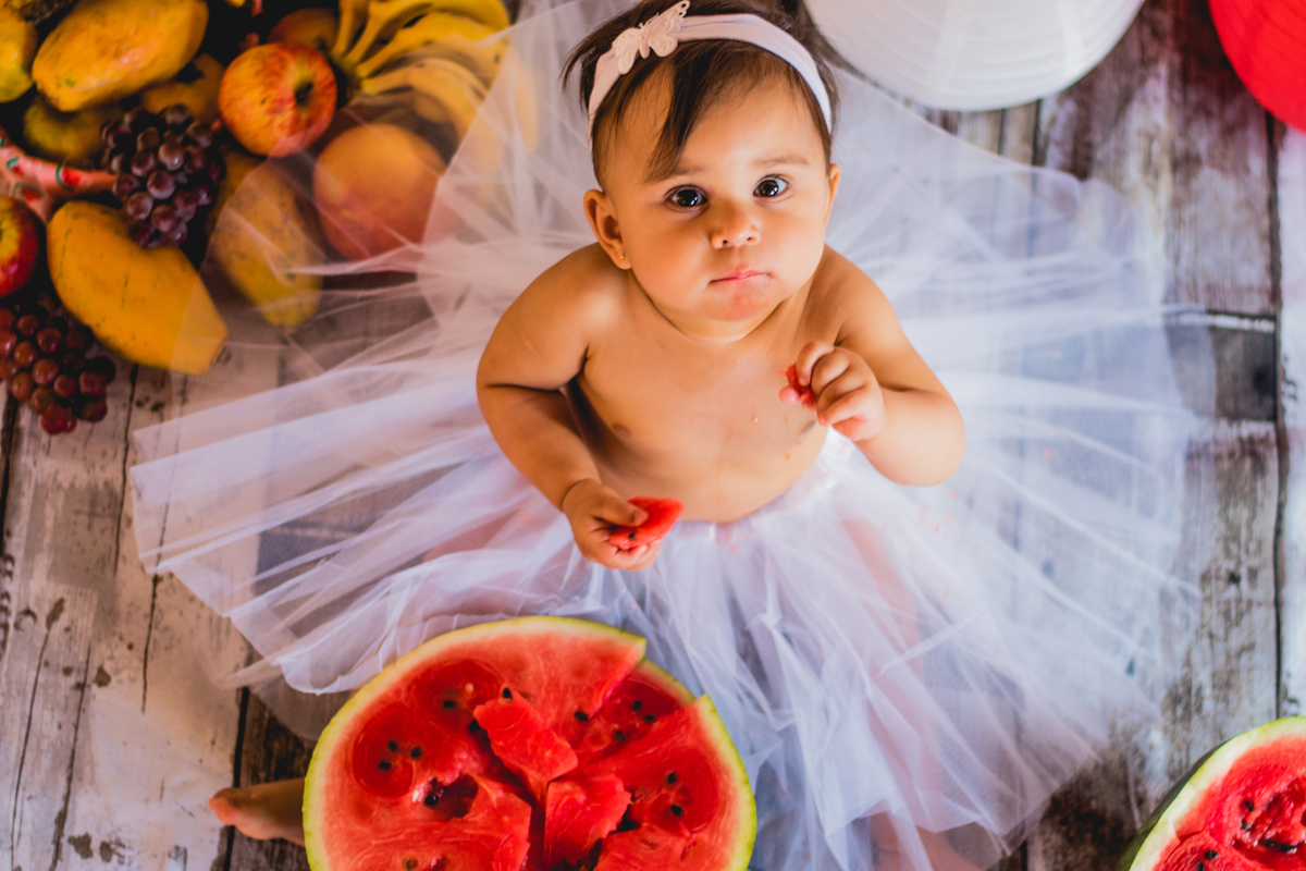 ensaio de bebe com frutas