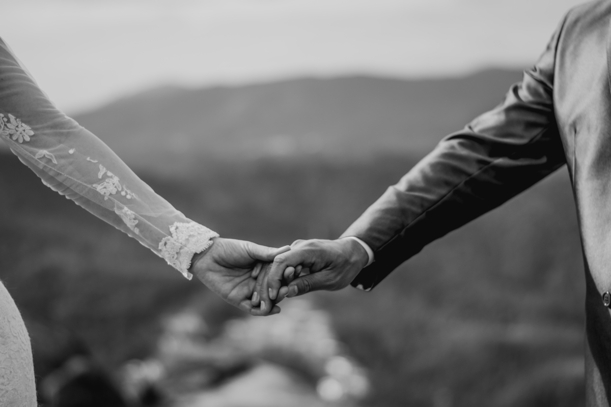 casal de mãos dadas