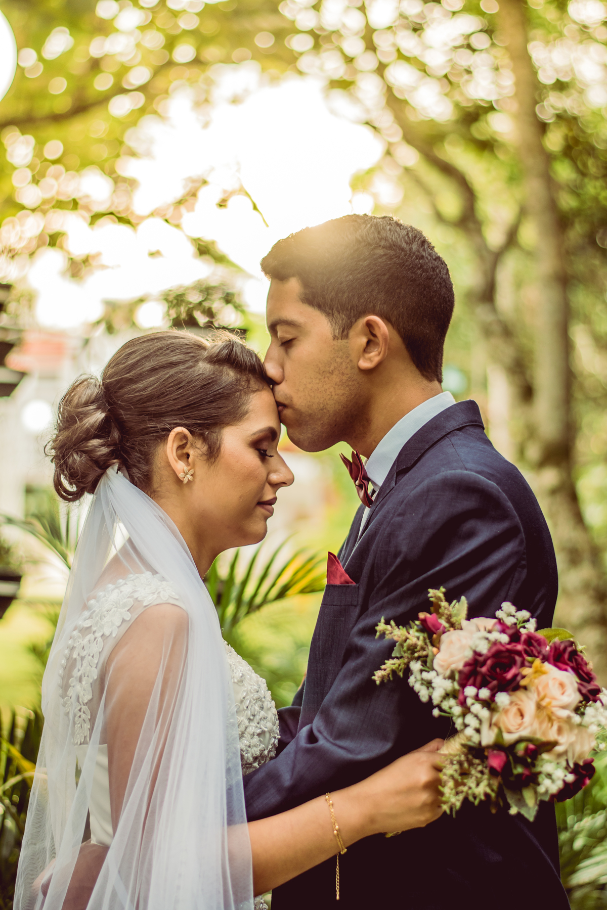 beijo na testa dois noivos