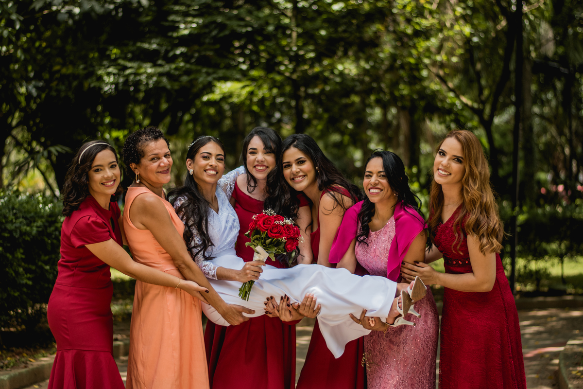 noiva no colo das amigas 