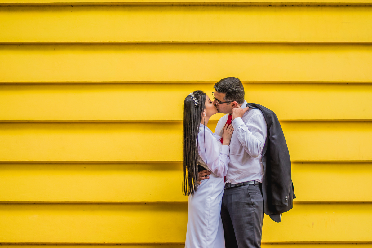 foto em parede amarela 