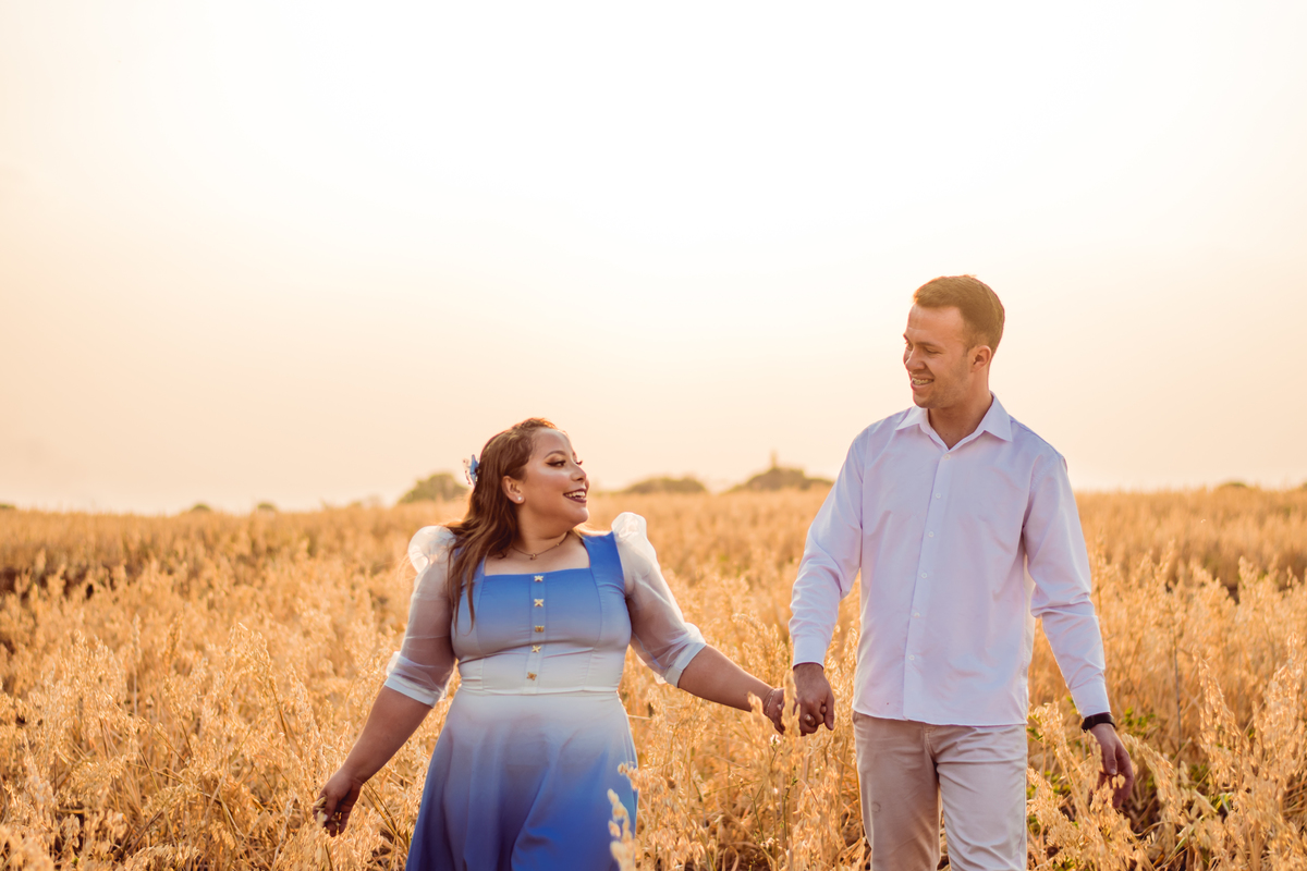ensaio de casal em campo de aveia