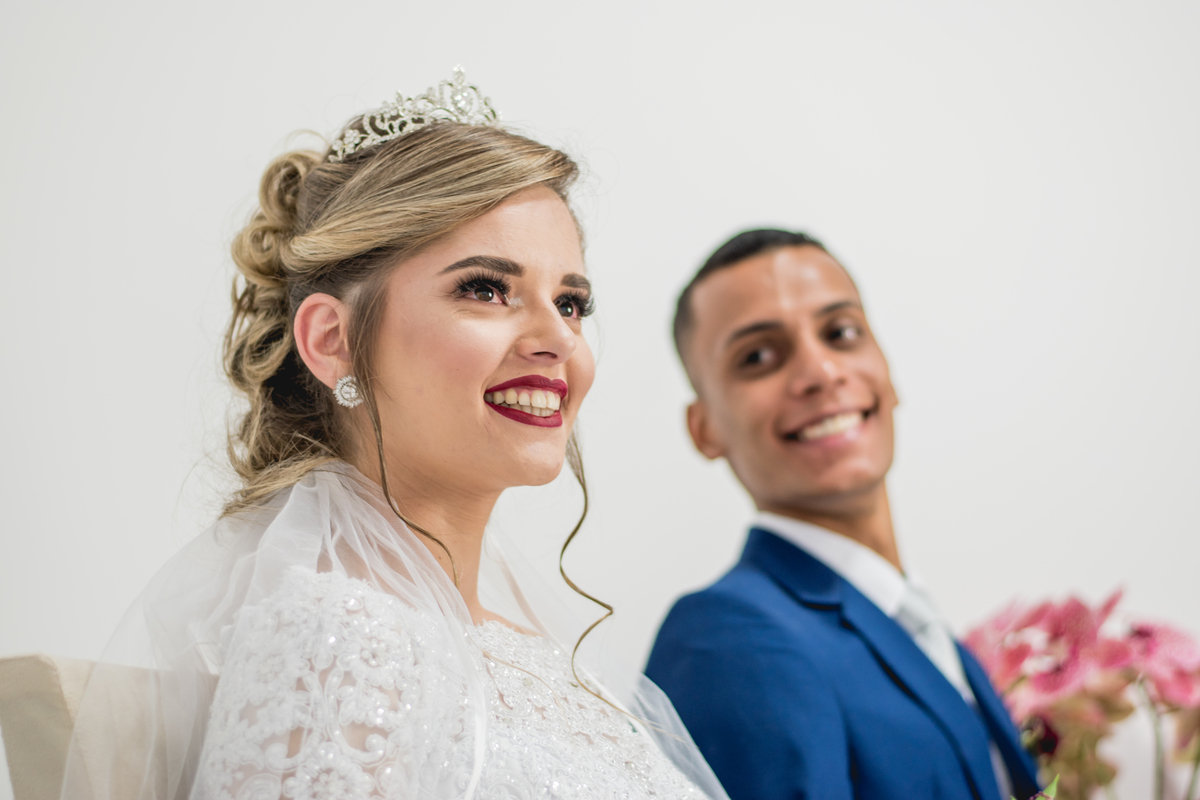 noivo olhando para noiva