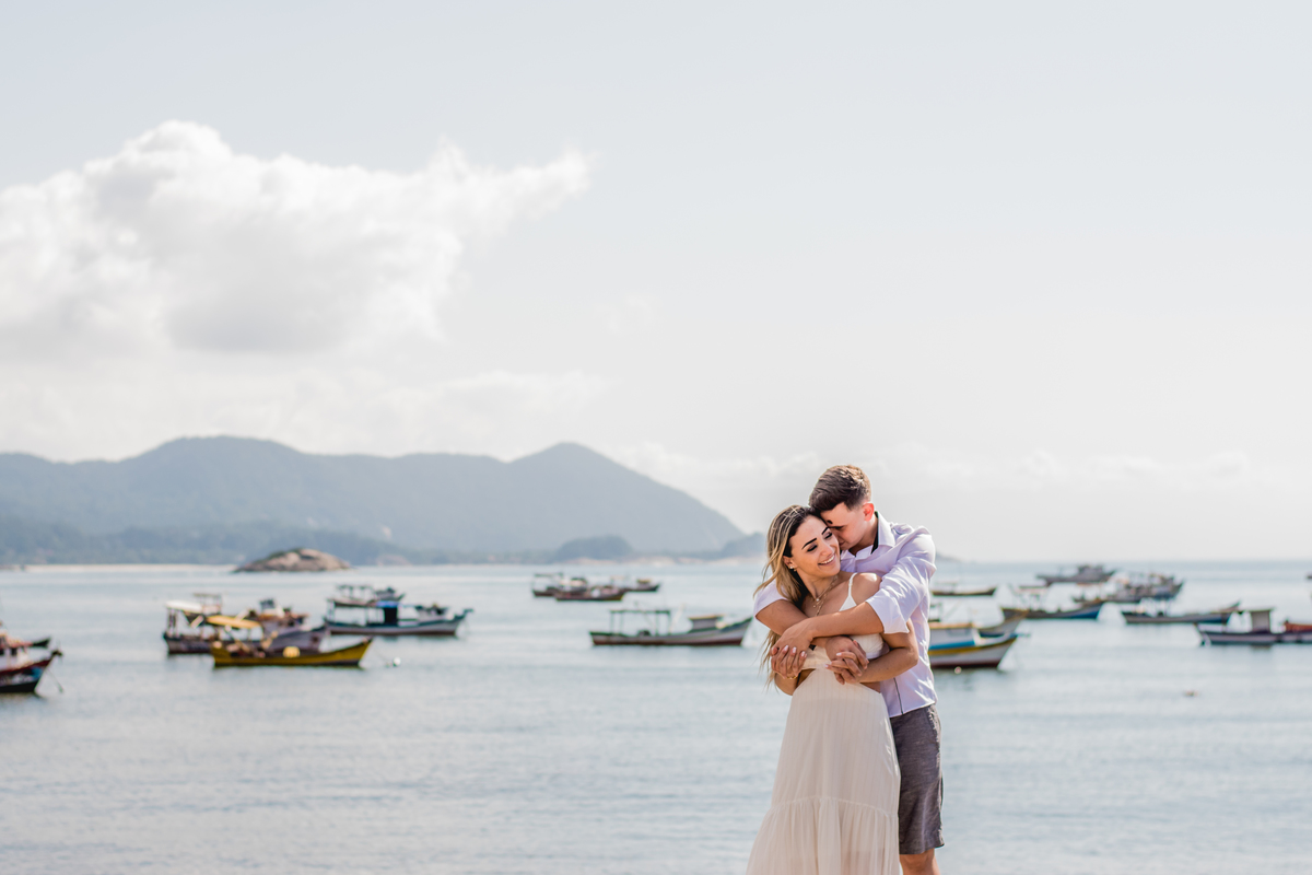 praia com barquinhos 