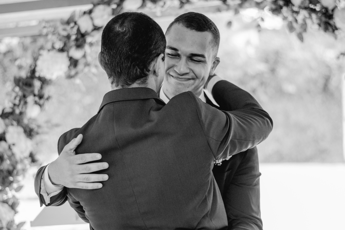 noivo chorando no casamento