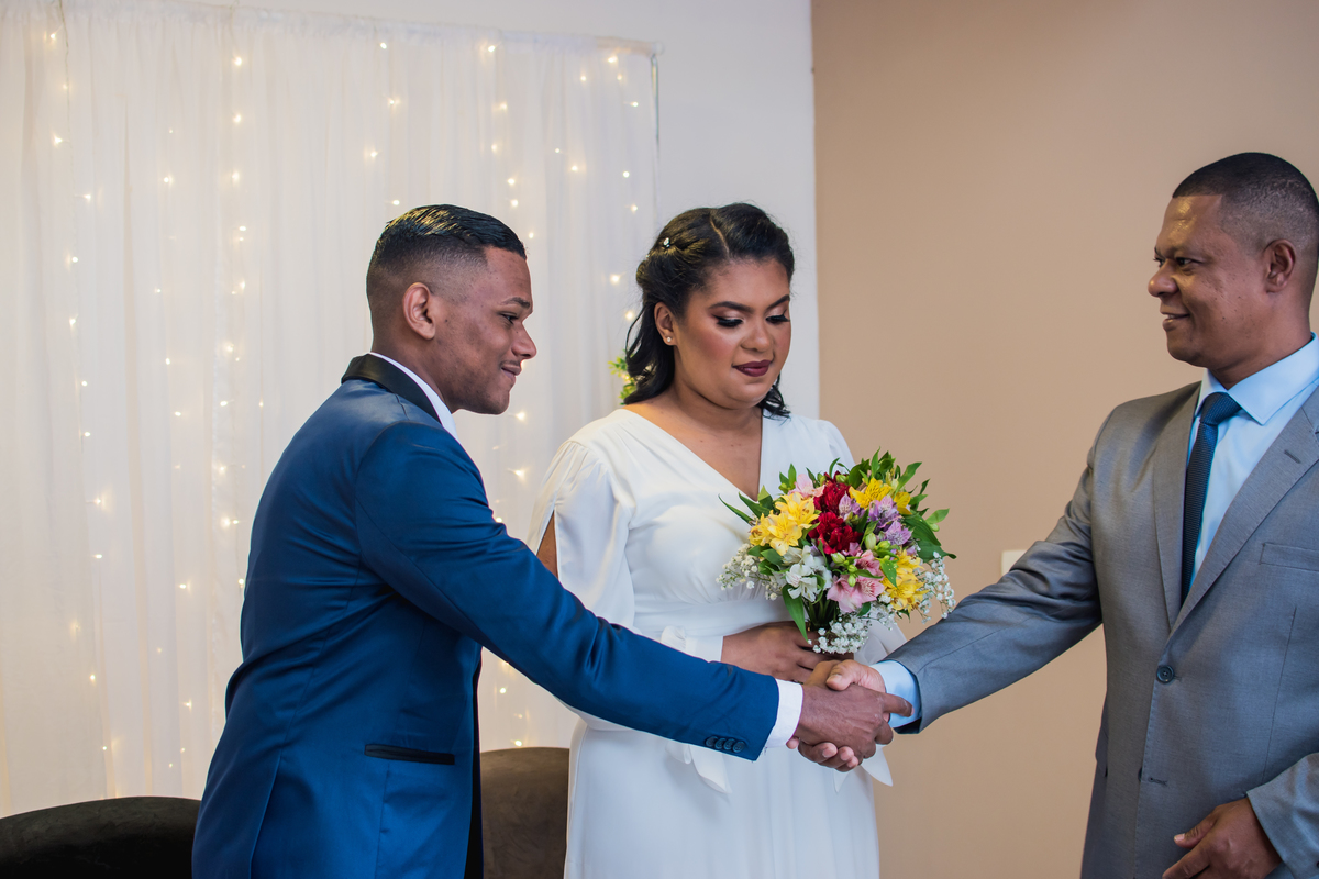 pai entregando a filha para o casamento