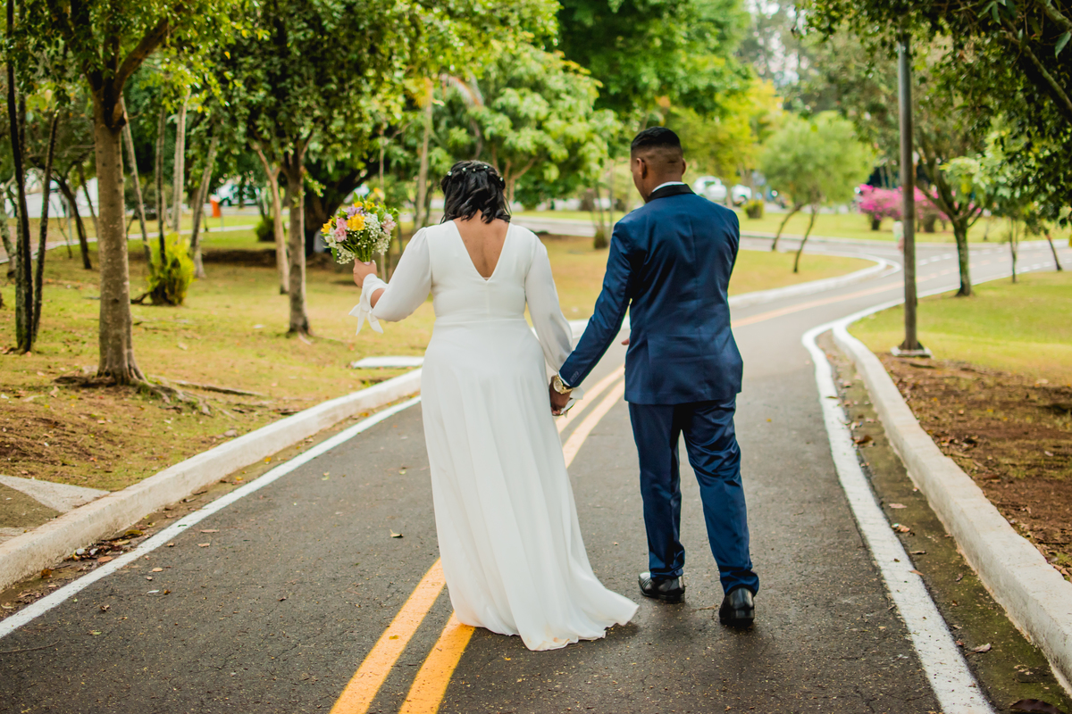 noivos atravessando a rua 