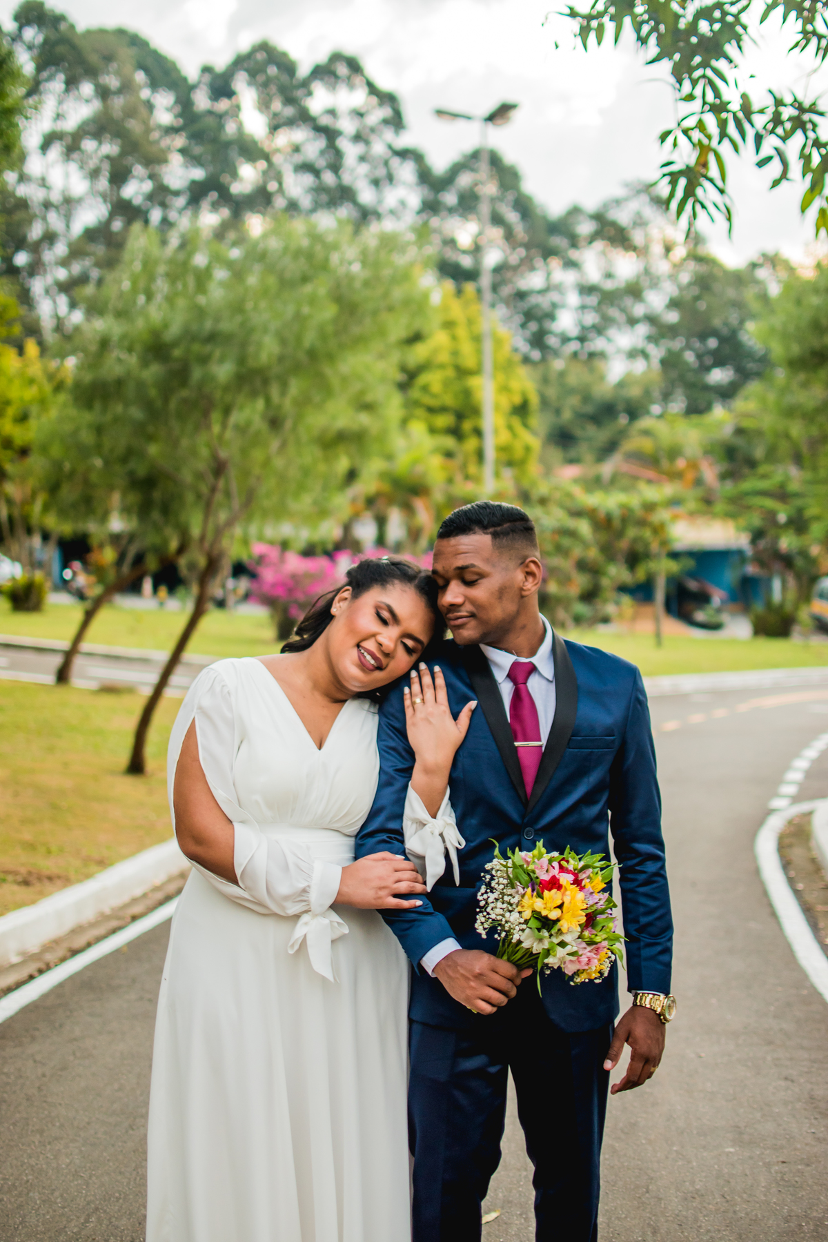 noivo olhando para noiva