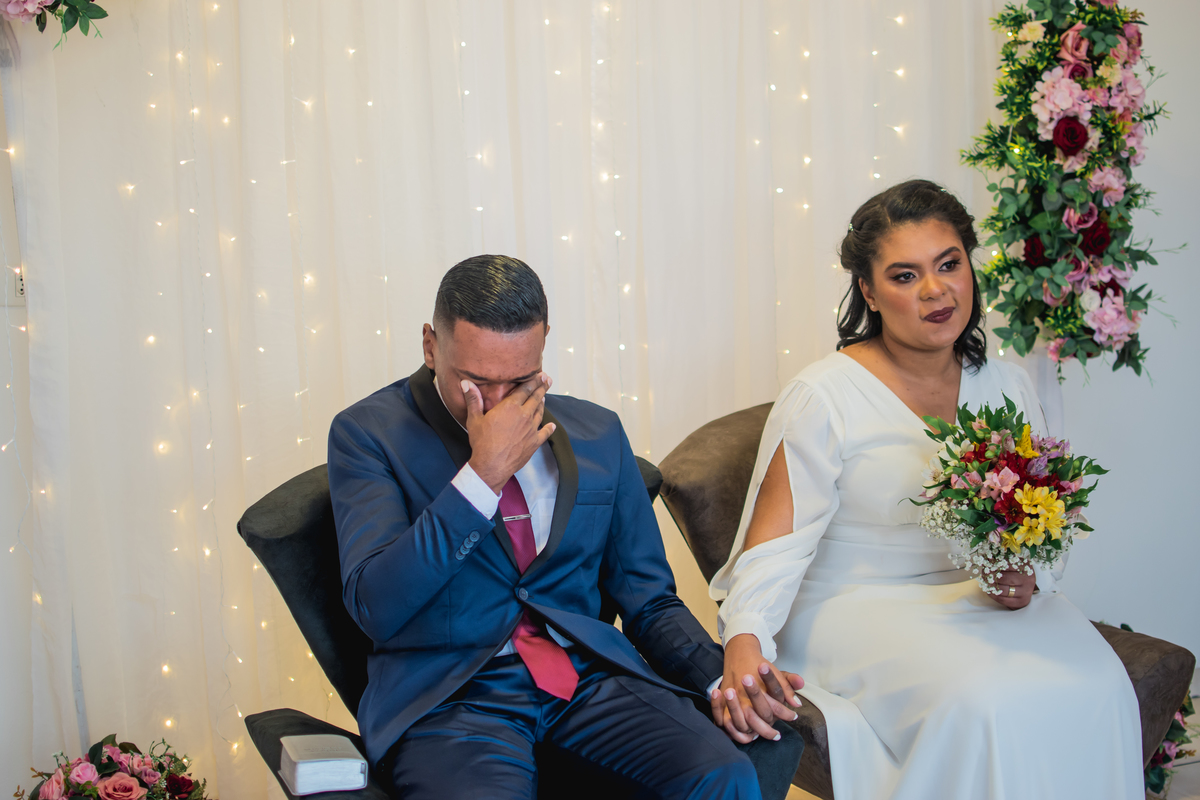 noivo chorando no casamento