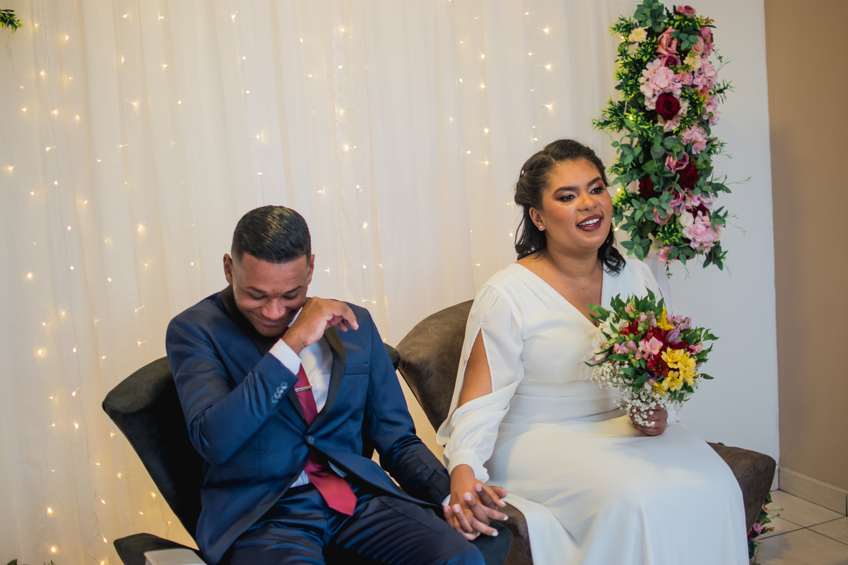 noivos emocionados no casamento