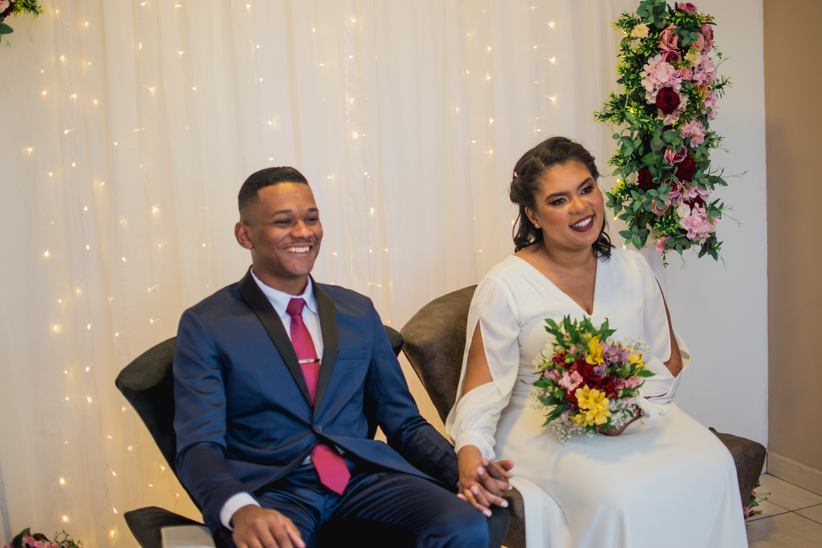 noivos sorrindo no casamento