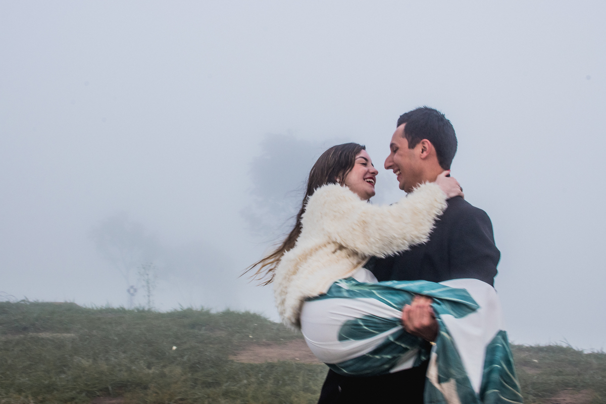 noivo pega noiva no colo