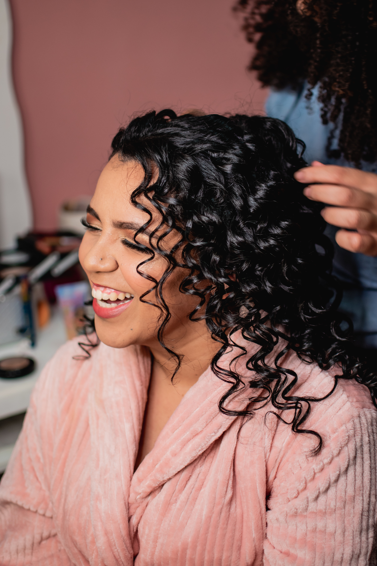 noiva se arrumando em casa