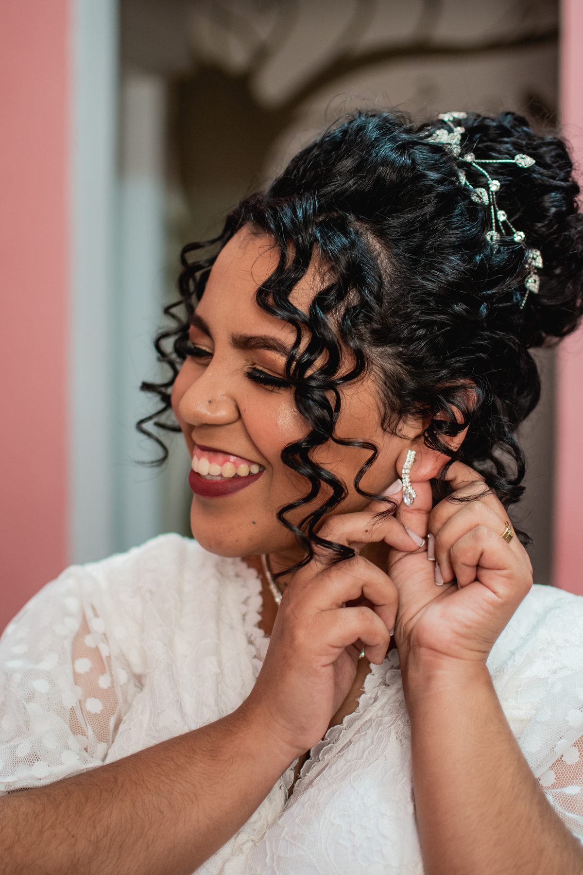 noiva colocando o brinco 