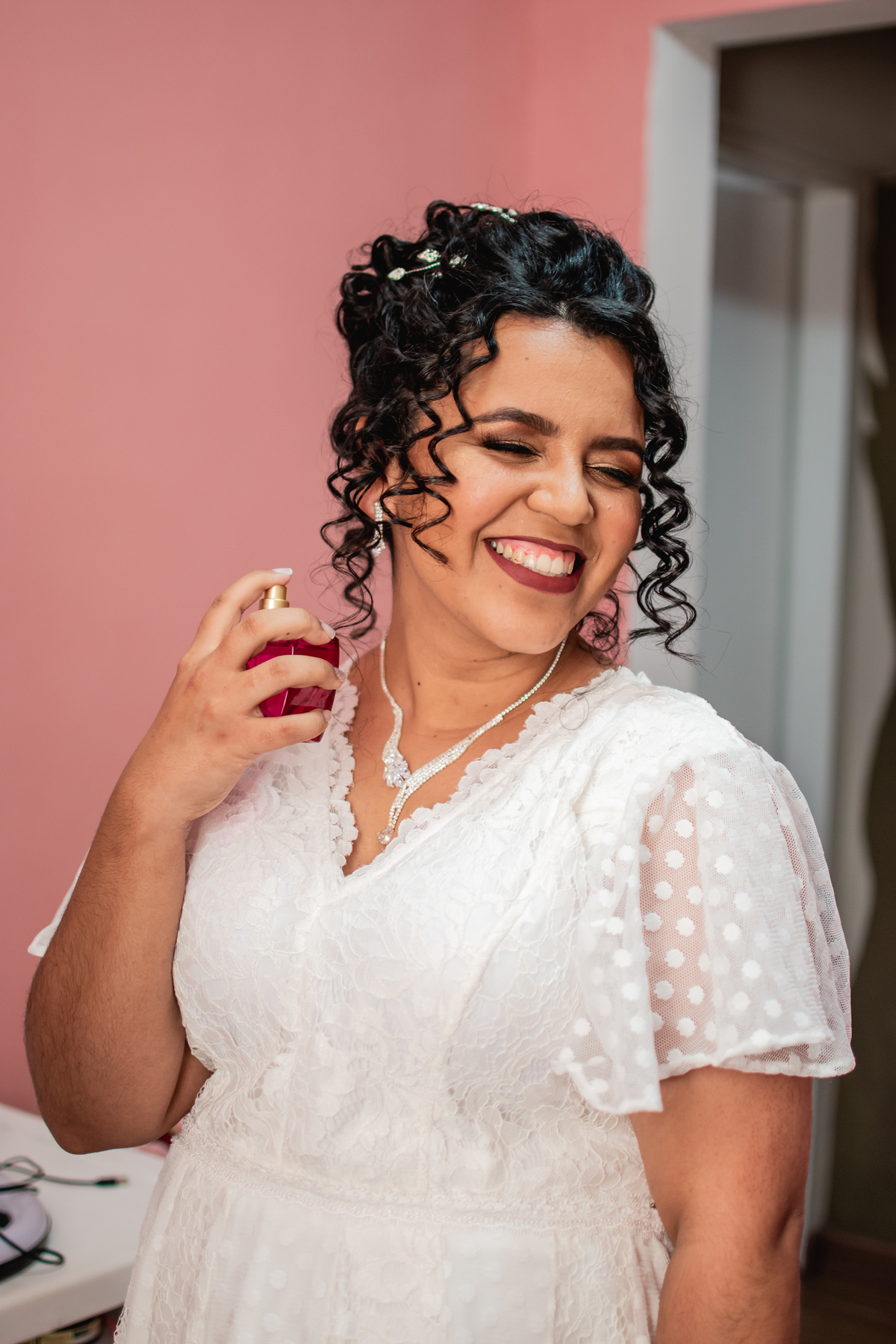 noiva passando perfume 