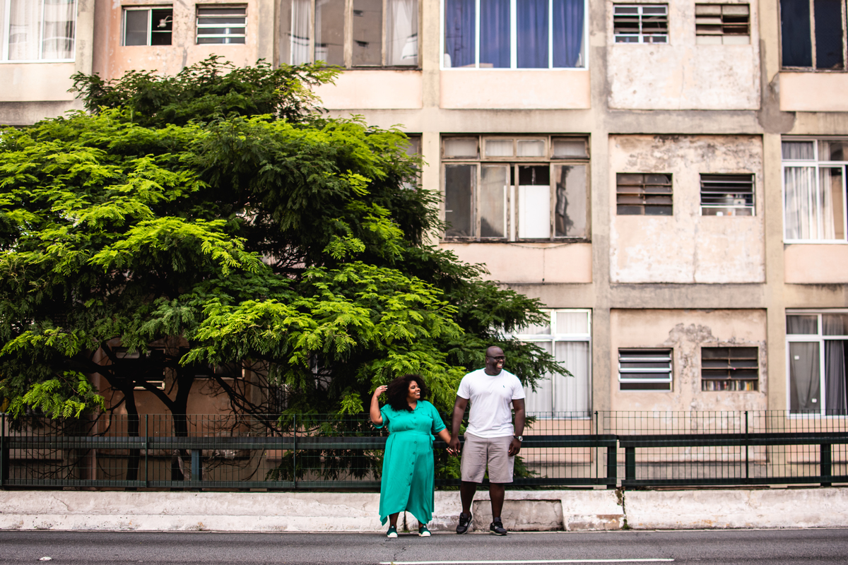 ensaio na natureza com predio 