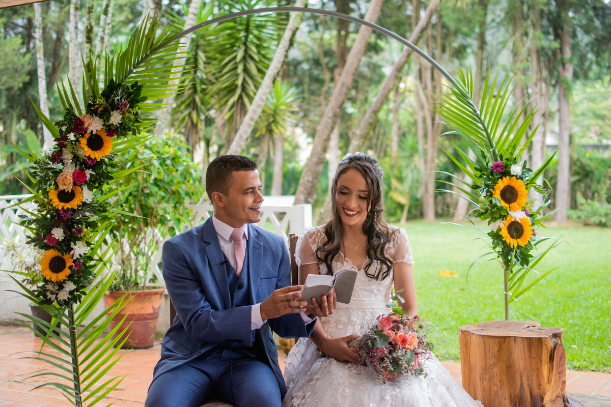 noivo olhando para noiva