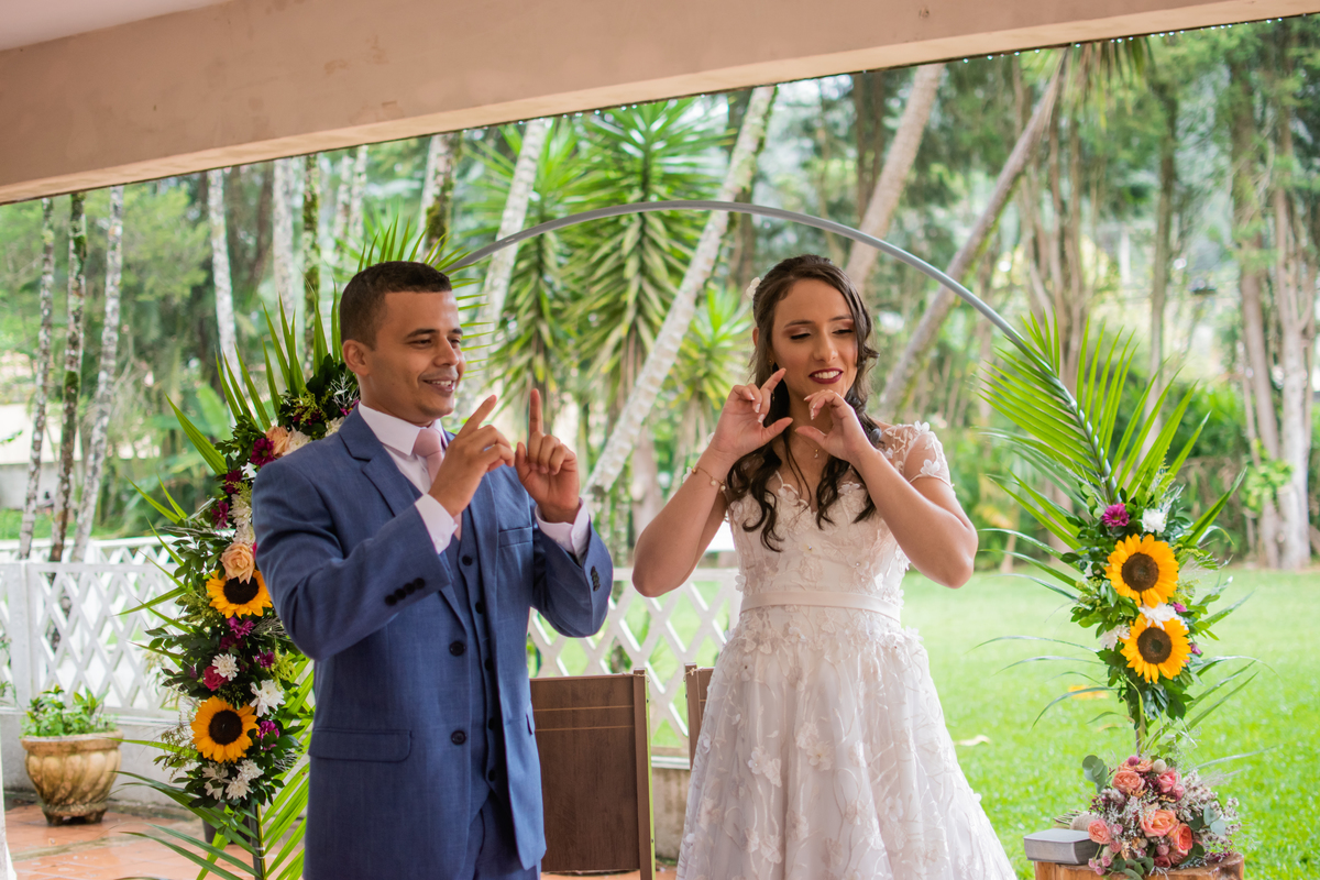 casal de surdos casando