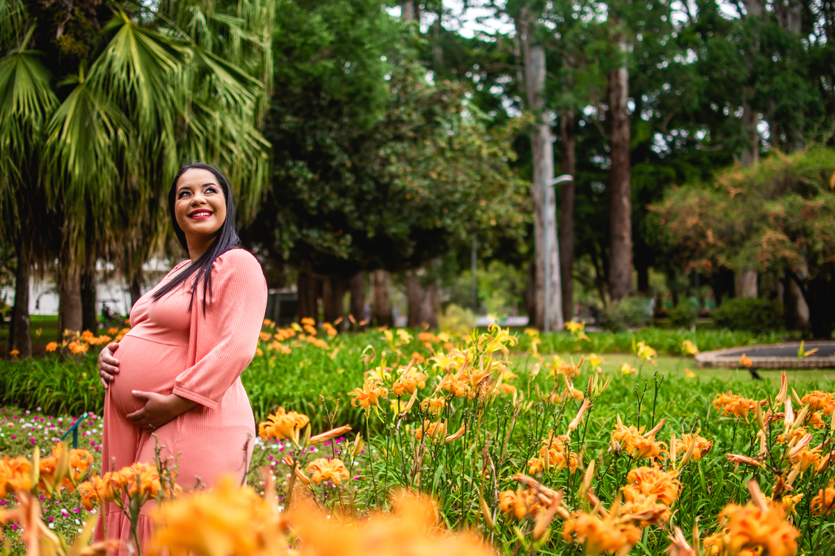 ensaio de gestante em campo de flores 