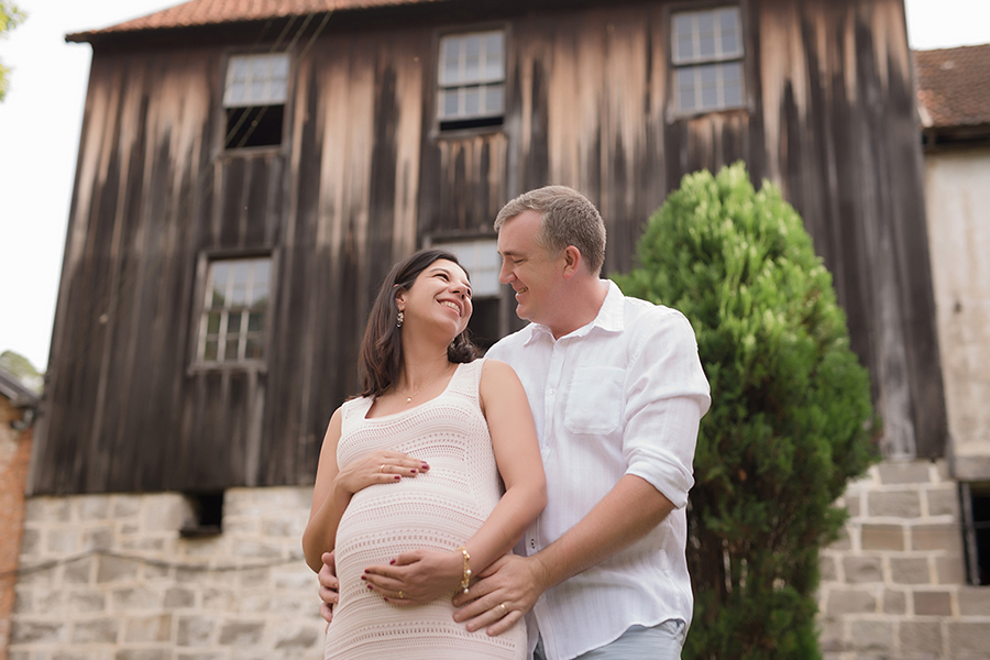 casal se olhando em frente a casa de madeira antiga em Caxias do Sul