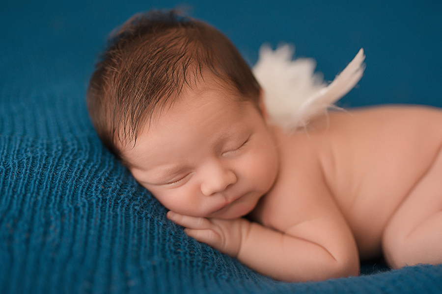fotografia newborn em caxias do sul 
 anjinho no fundo azul  em Caxias do Sul
