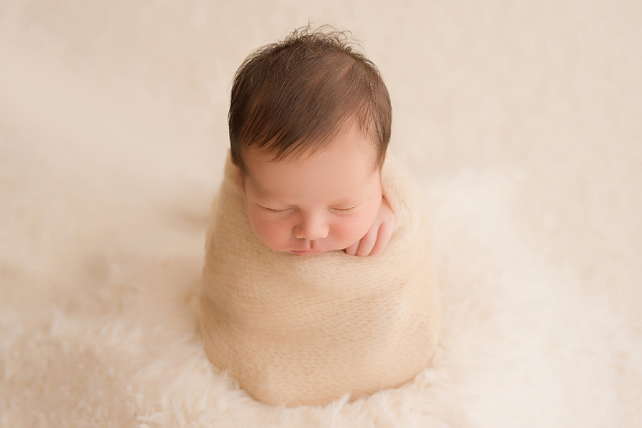 fotografia newborn em caxias do sul 
 pose saco de batatas no fundo bege  em Caxias do Sul