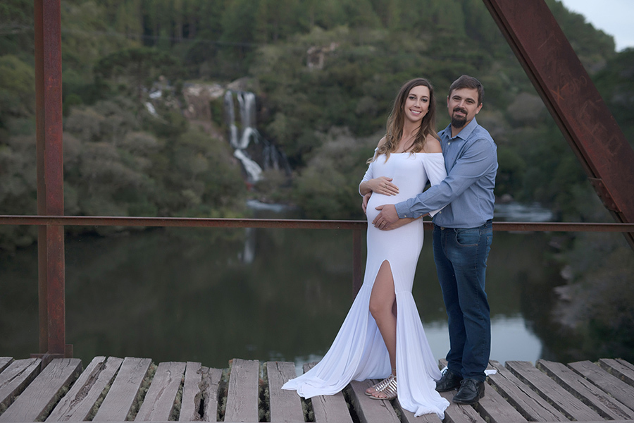 Gestante com cachoeira no fundo  em Caxias do Sul