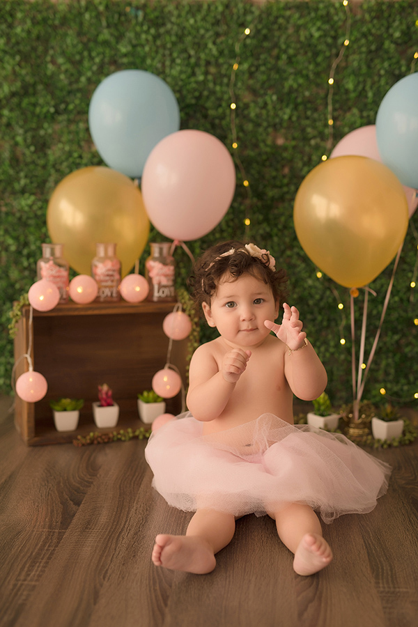 fotografia infantil em caxias do sul 
 menina aprendendo a bater palmas  em Caxias do Sul