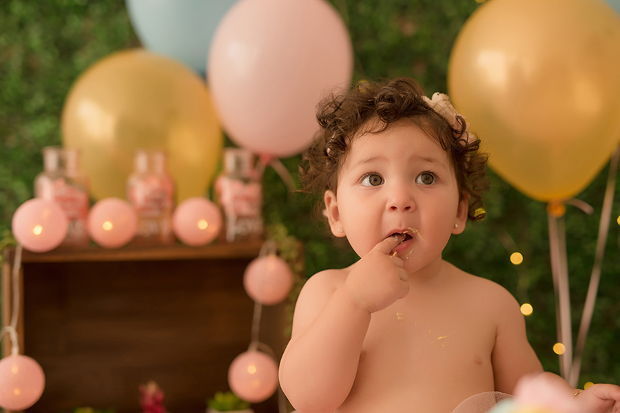 fotografia infantil em caxias do sul 
 menina lambendo um dedo  em Caxias do Sul