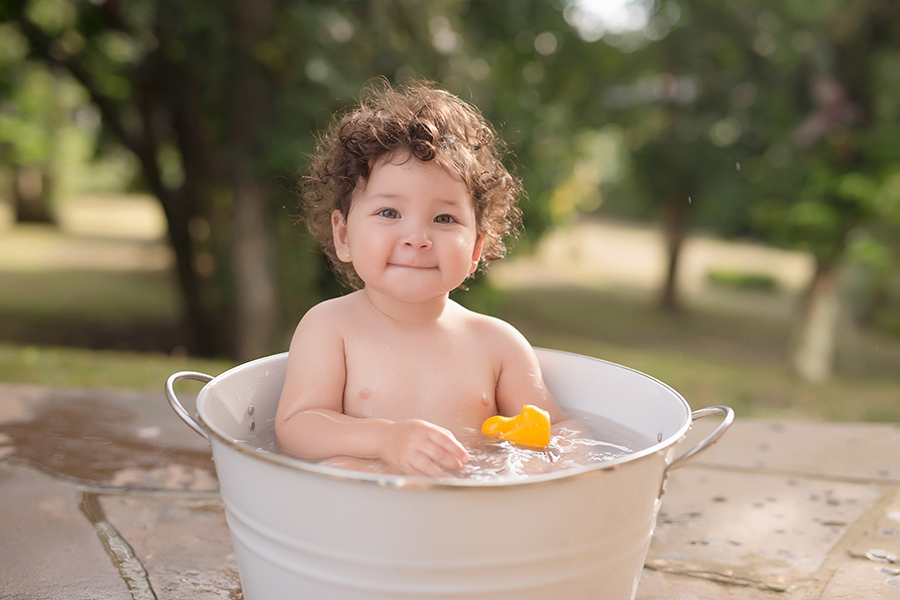 fotografia infantil em caxias do sul menina tomando banho em bacia  splash em Caxias do Sul