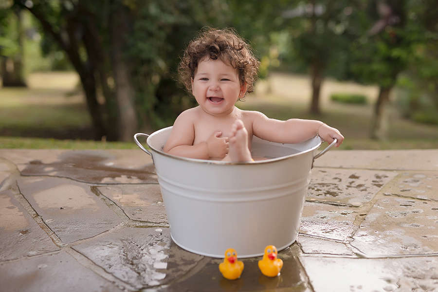 fotografia infantil em caxias do sul menina tomando banho com o pé spalsh  para fora em Caxias do Sul