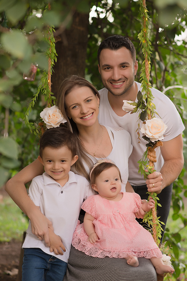 família em balanço com flores  em Caxias do Sul