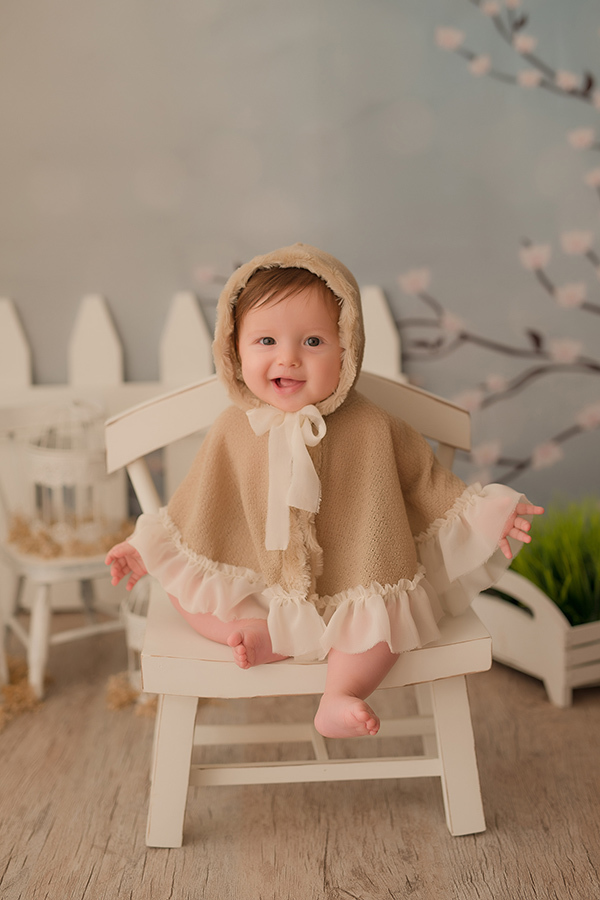 menina sorridente usando poncho  em Caxias do Sul