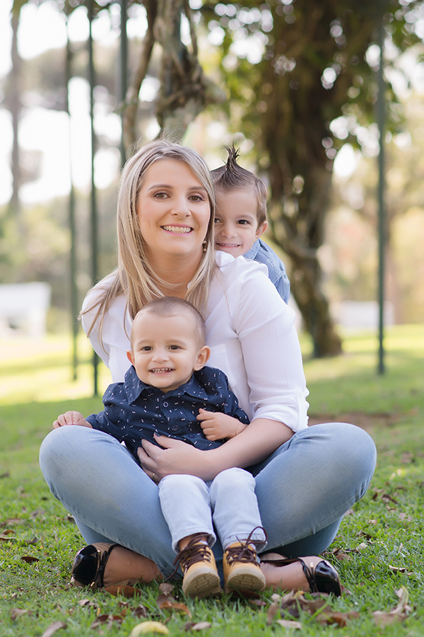 mãe com os dois filhos pequenos  em Caxias do Sul