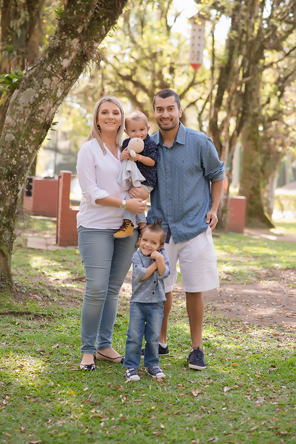 família com árvores ao fundo  em Caxias do Sul