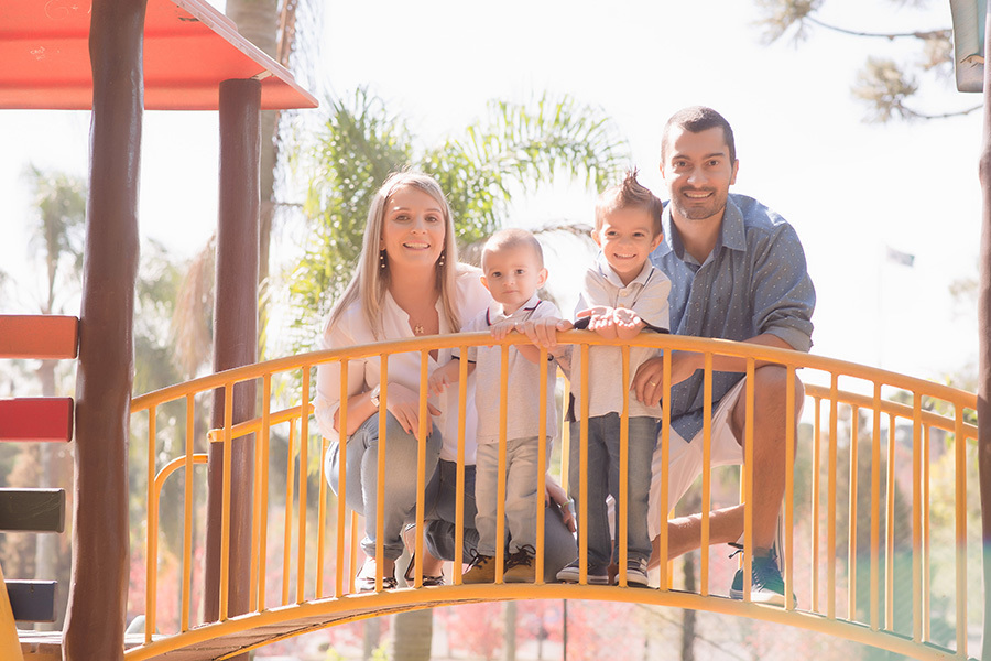 papai e mamãe brincando com as crianças no playground  em Caxias do Sul